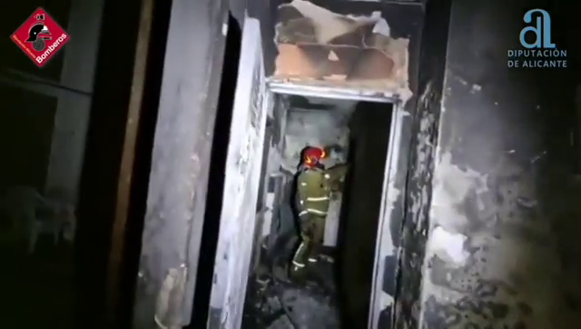 El incendio de una vivienda en Monforte del Cid deja once heridos, uno de ellos con quemaduras muy graves El incendio de una vivienda en Monforte del Cid deja once heridos, uno de ellos con quemaduras muy graves