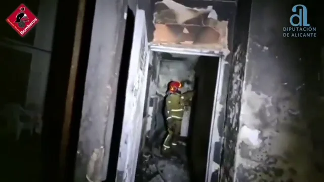 Bombero en la vivienda en Monforte del Cid incendida. Bombero en la vivienda en Monforte del Cid incendida.