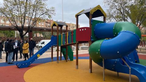 La remodelación integral del Jardín de Andalucía de Elche entra en su recta final . La remodelación integral del Jardín de Andalucía de Elche entra en su recta final .