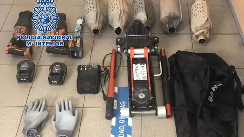 Foto de archivo de catalizadores y herramientas intervenidas por la Policía Foto de archivo de catalizadores y herramientas intervenidas por la Policía