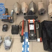 Foto de archivo de catalizadores y herramientas intervenidas por la Policía Foto de archivo de catalizadores y herramientas intervenidas por la Policía