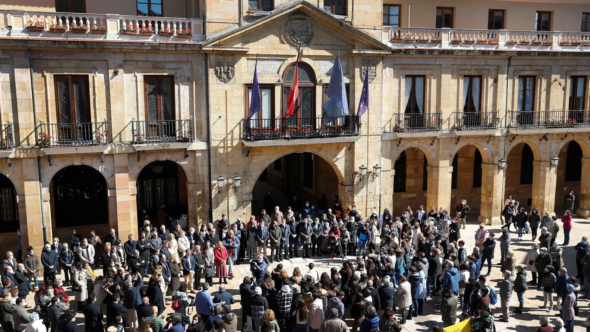 La plaza del Ayuntamiento de Oviedo cogió cinco minutos de silencio por la menor Erika Yunga, asesinada en Oviedo