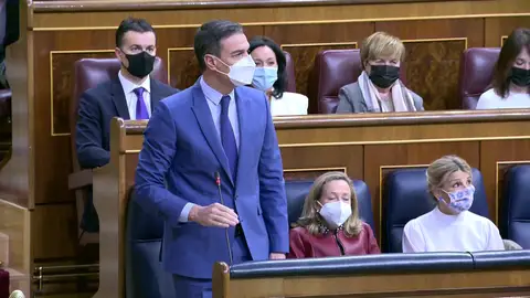 Pedro Sánchez lanza dardos a Feijóo en la sesión de control y calienta su primera reunión en La Moncloa Pedro Sánchez lanza dardos a Feijóo en la sesión de control y calienta su primera reunión en La Moncloa
