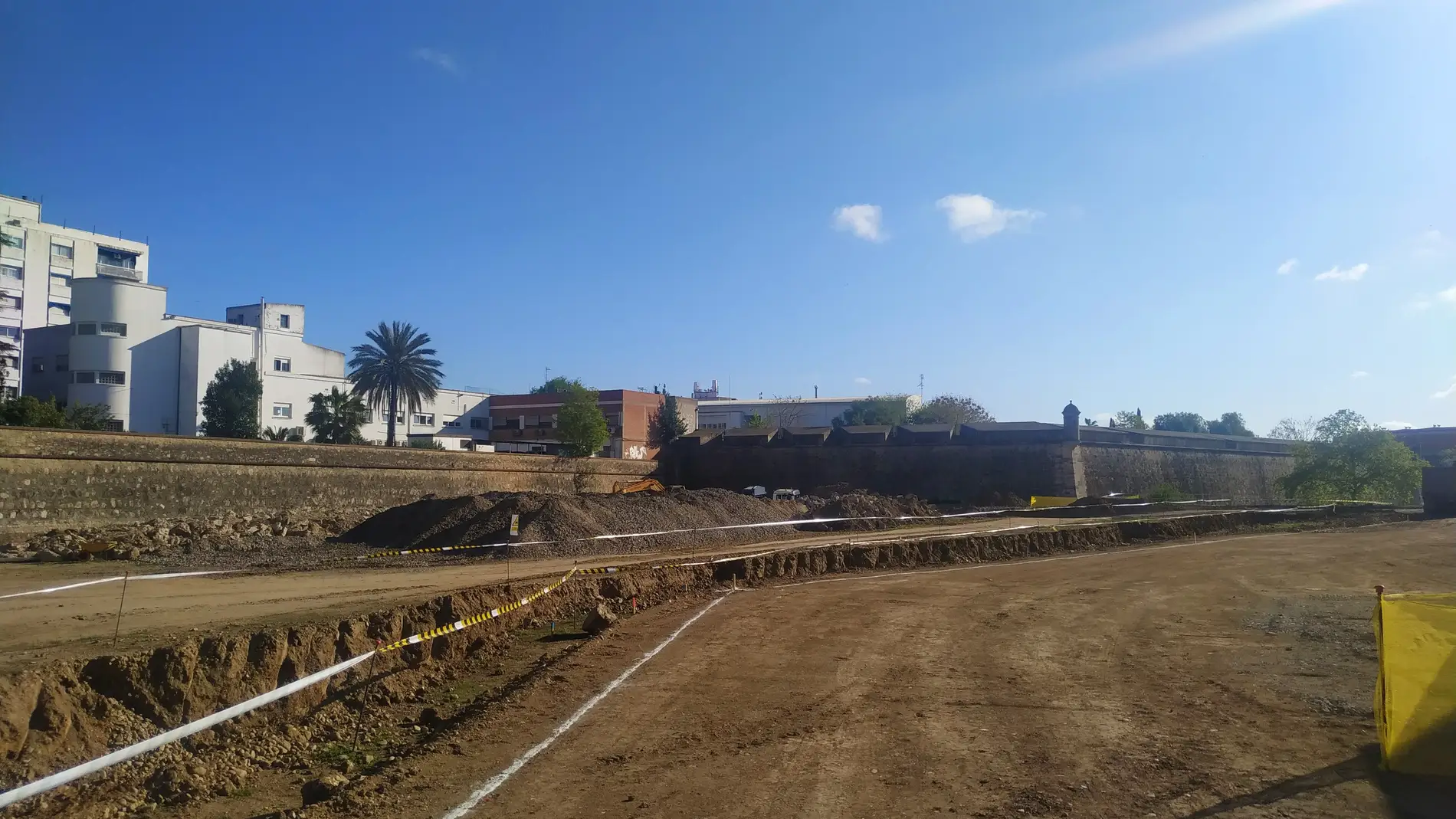 Las obras del Corredor Verde de la Calle Stadium dejan a la luz 6 metros de la Muralla de Badajoz, un desagüe y la galería de los fusileros