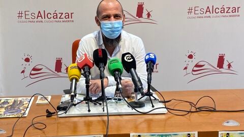 Mariano Cuartero presentando el Festival de T&iacute;teres