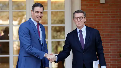 Sánchez y Feijóo se saludan antes de su reunión en La Moncloa