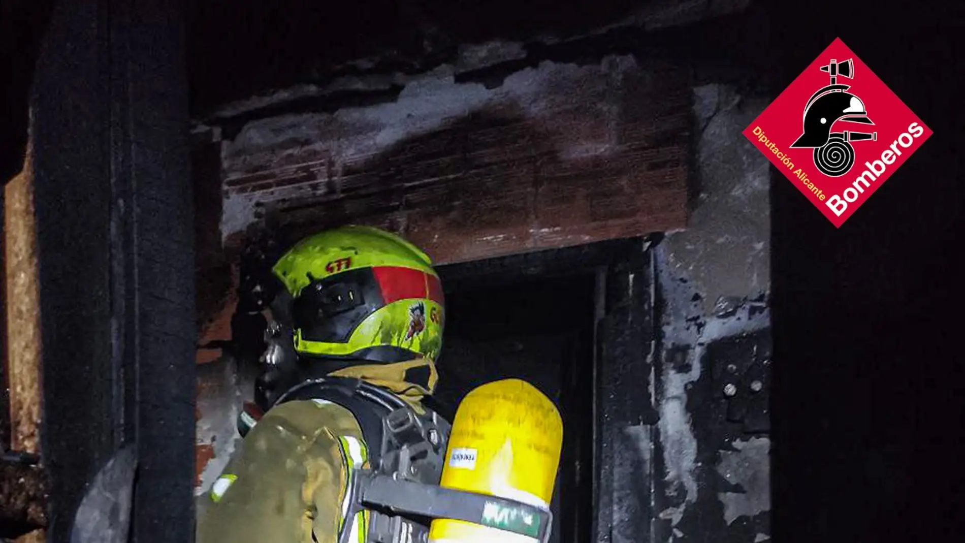 Un bombero del Consorcio en el interior de la vivienda quemada