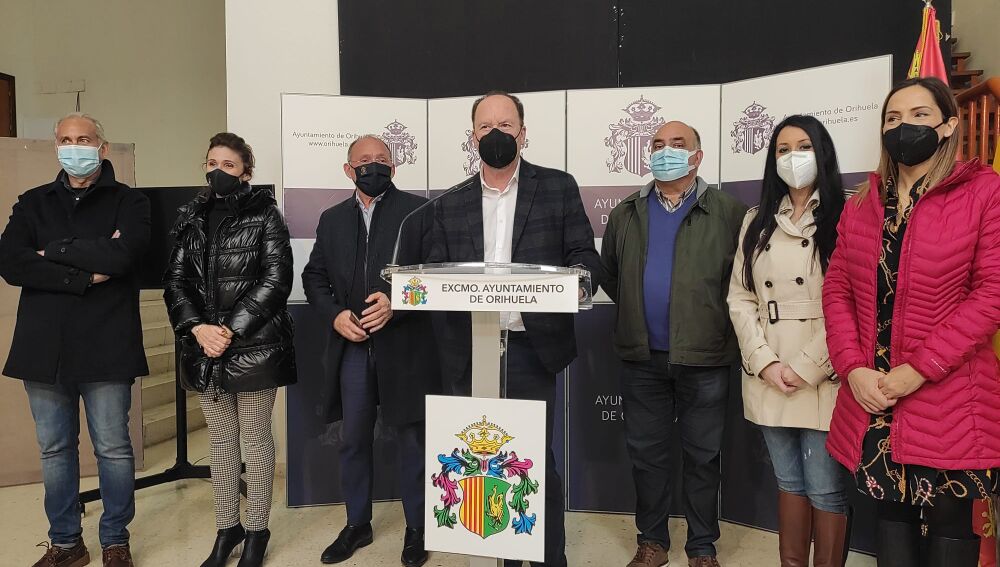 Bascuñana, acompañado por los ediles del grupo municipal del PP, anuncia la retirada de competencias a Ciudadanos