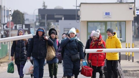 Rugiados ucranianos cruzando la frontera con Polonia