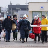 Rugiados ucranianos cruzando la frontera con Polonia