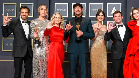 El reparto y la directora de 'CODA', Sian Heder, posan con los Oscar de la película en la gala de 2022 El reparto y la directora de 'CODA', Sian Heder, posan con los Oscar de la película en la gala de 2022