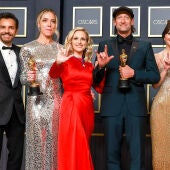 El reparto y la directora de 'CODA', Sian Heder, posan con los Oscar de la película en la gala de 2022