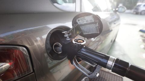 Un veh&iacute;culo reposta en una gasolinera