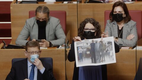 Puig y Oltra en el pleno de Les Corts.