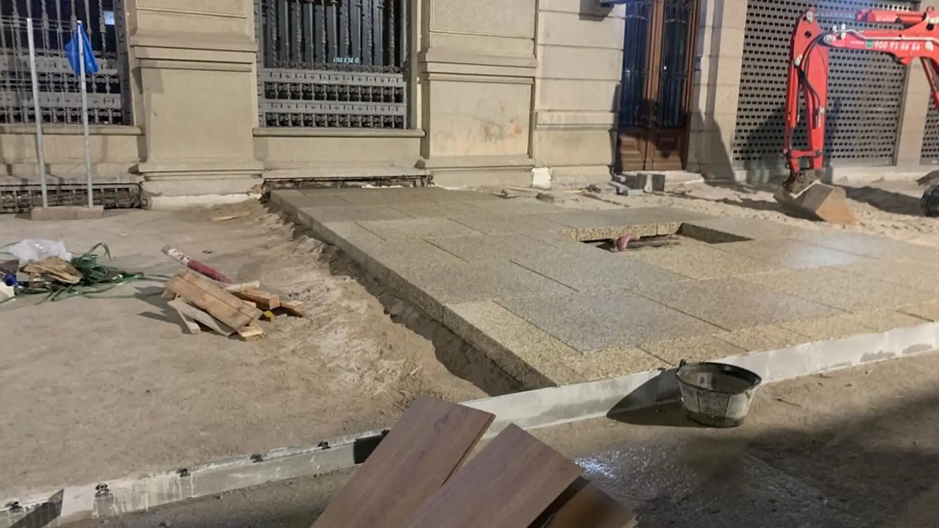 Se empieza a colocar el pavimento en las zonas peatonales entre Gabriel Lodares y El Sembrador