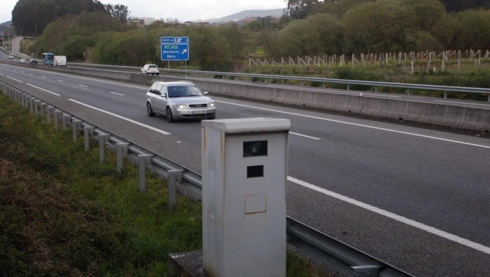 La nueva velocidad real a la que saltan los radares de la DGT: de la regla del 5 a la del 7 La nueva velocidad real a la que saltan los radares de la DGT: de la regla del 5 a la del 7