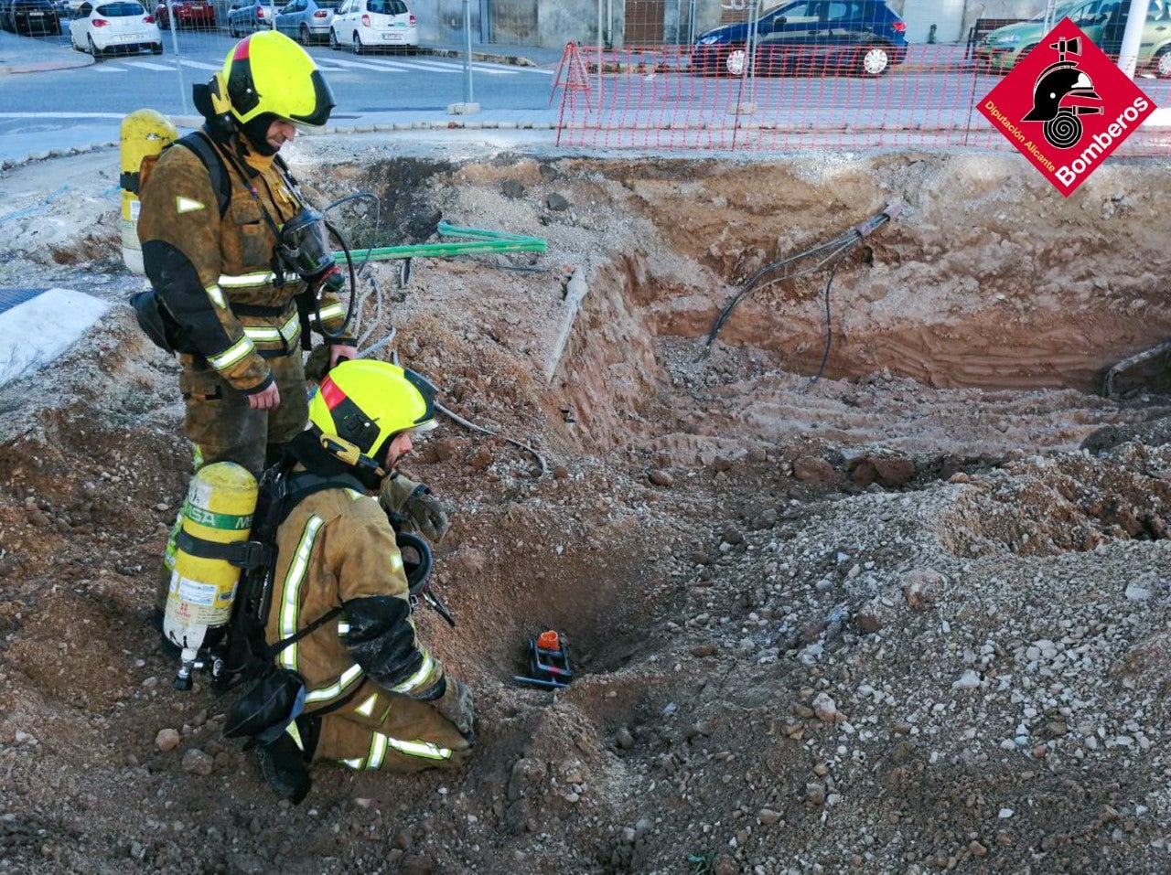 La rotura de una tubería de gas en Elche obliga a intervenir a los bomberos La rotura de una tubería de gas en Elche obliga a intervenir a los bomberos