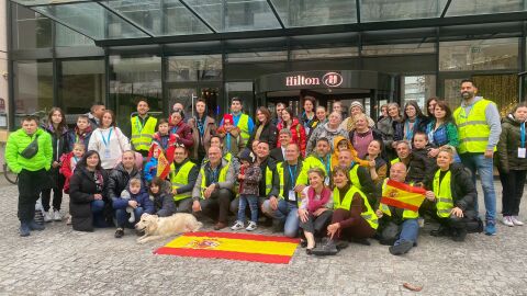 Los taxistas marbell&iacute;es junto al grupo de ucranianos que vivir&aacute;n en nuestra ciudad