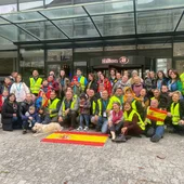 Los taxistas marbellíes junto al grupo de ucranianos que vivirán en nuestra ciudad Los taxistas marbellíes junto al grupo de ucranianos que vivirán en nuestra ciudad