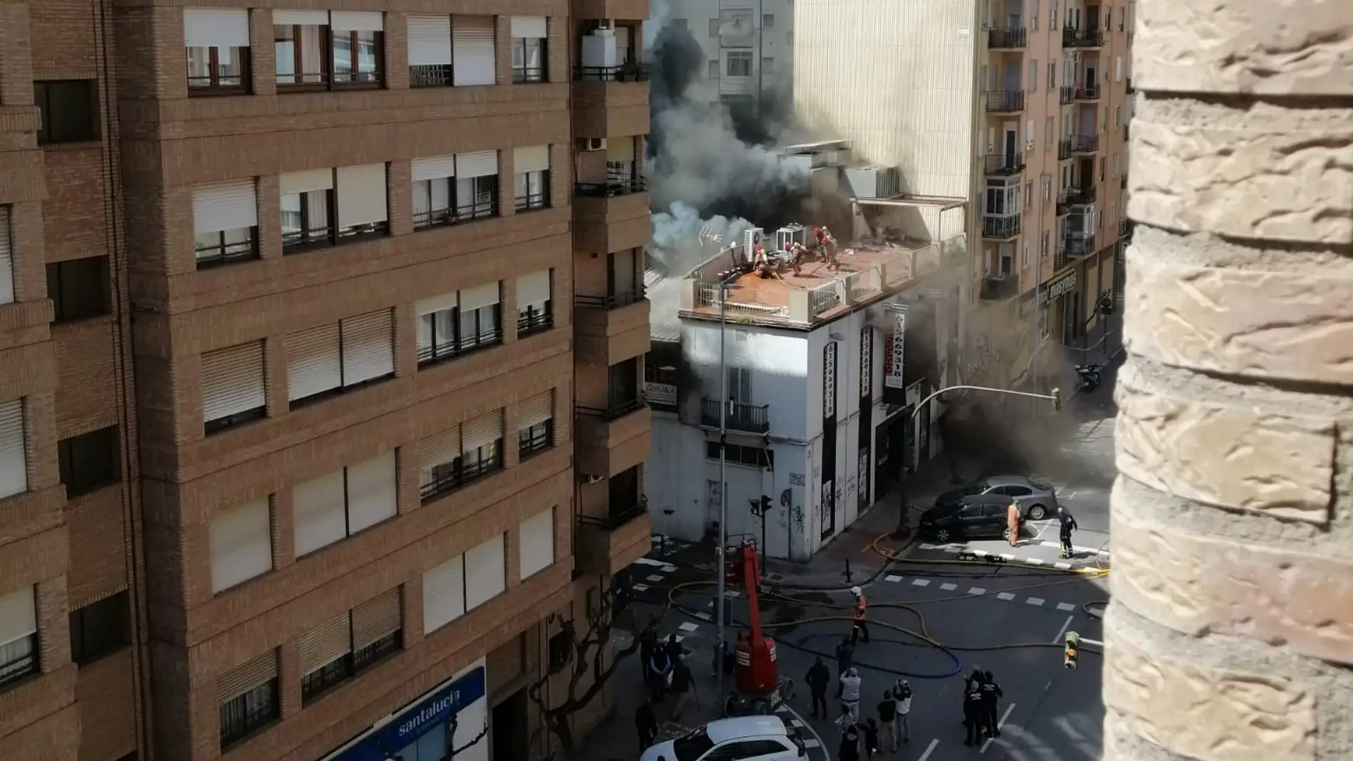 Un incendio en la avenida Hermanos Bou obliga a evacuar un supermercado 
