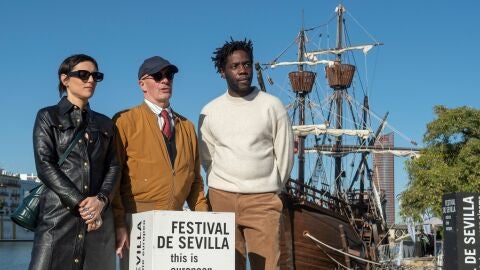 El director Jacques Audiard, en el centro, posa en el photocall del Festival de Cine Europeo de Sevilla