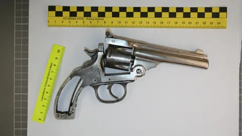 Pistola incautada a los detenidos Pistola incautada a los detenidos