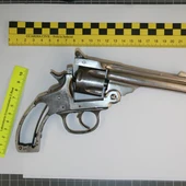 Pistola incautada a los detenidos Pistola incautada a los detenidos