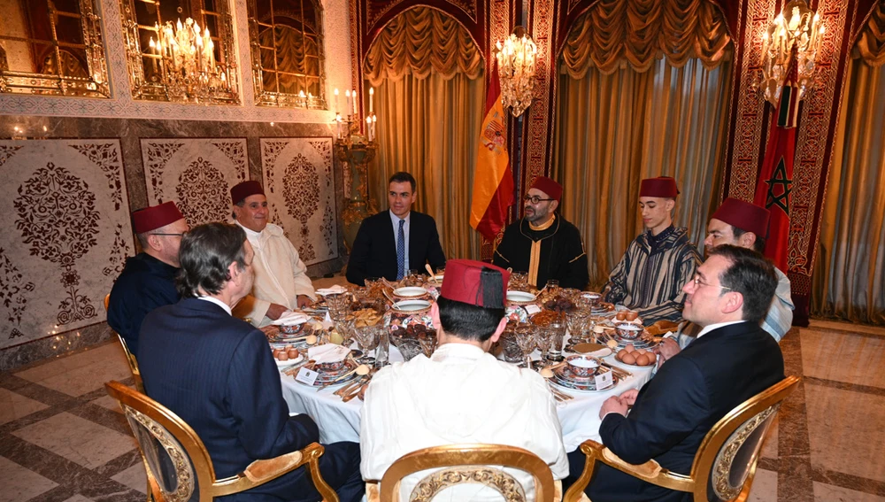 El rey Mohamed VI junto a Pedro Sánchez durante el "iftar", comida de ruptura de ayuno, a la que invitó al presidente español/EFE