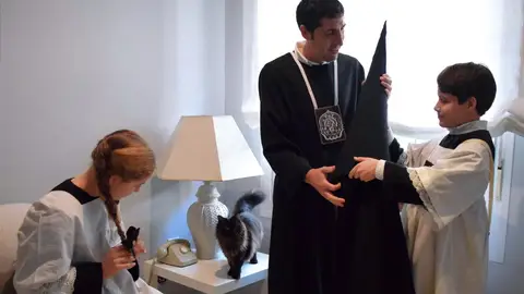 Una familia se prepara para hacer estación de penitencia Una familia se prepara para hacer estación de penitencia