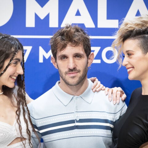 El director Jota Linares (c), rodeado por las actrices Paula Losada (i) y María Pedraza (d) en el Festival de Málaga