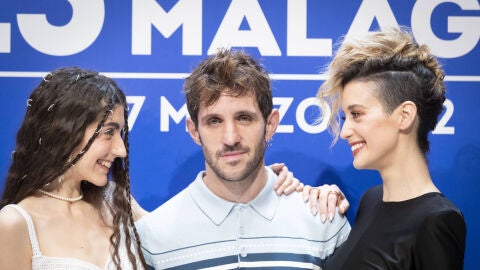 El director Jota Linares (c), rodeado por las actrices Paula Losada (i) y Mar&iacute;a Pedraza (d) en el Festival de M&aacute;laga