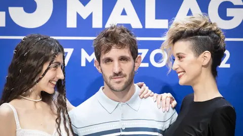 El director Jota Linares (c), rodeado por las actrices Paula Losada (i) y María Pedraza (d) en el Festival de Málaga El director Jota Linares (c), rodeado por las actrices Paula Losada (i) y María Pedraza (d) en el Festival de Málaga