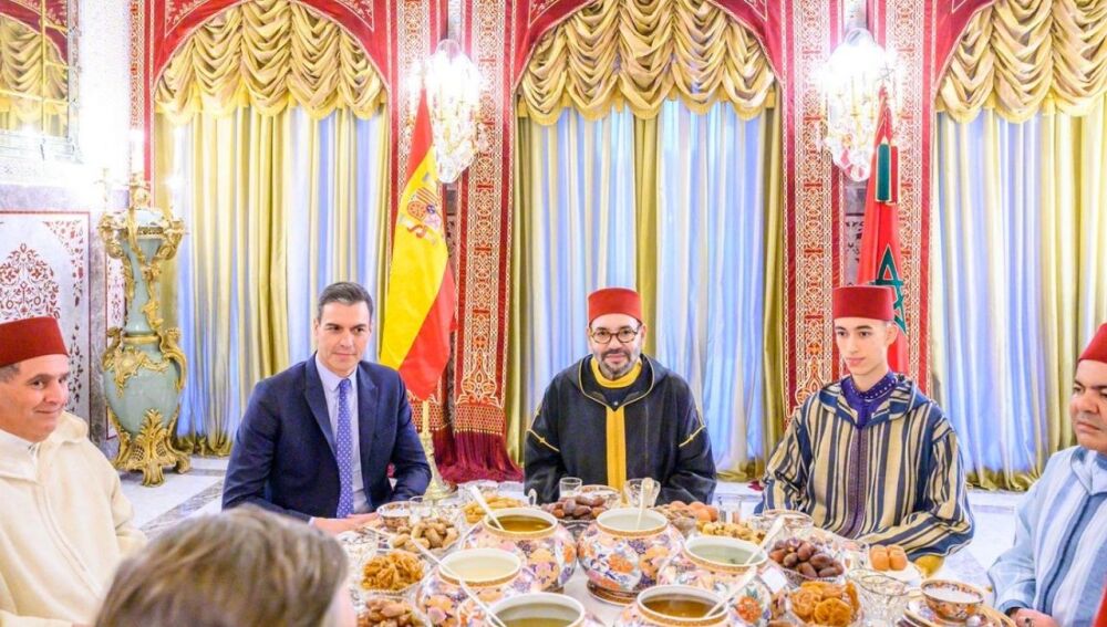 Bandera de España boca abajo en la cena oficial en Marruecos | Foto: Diplomacia Marroquí