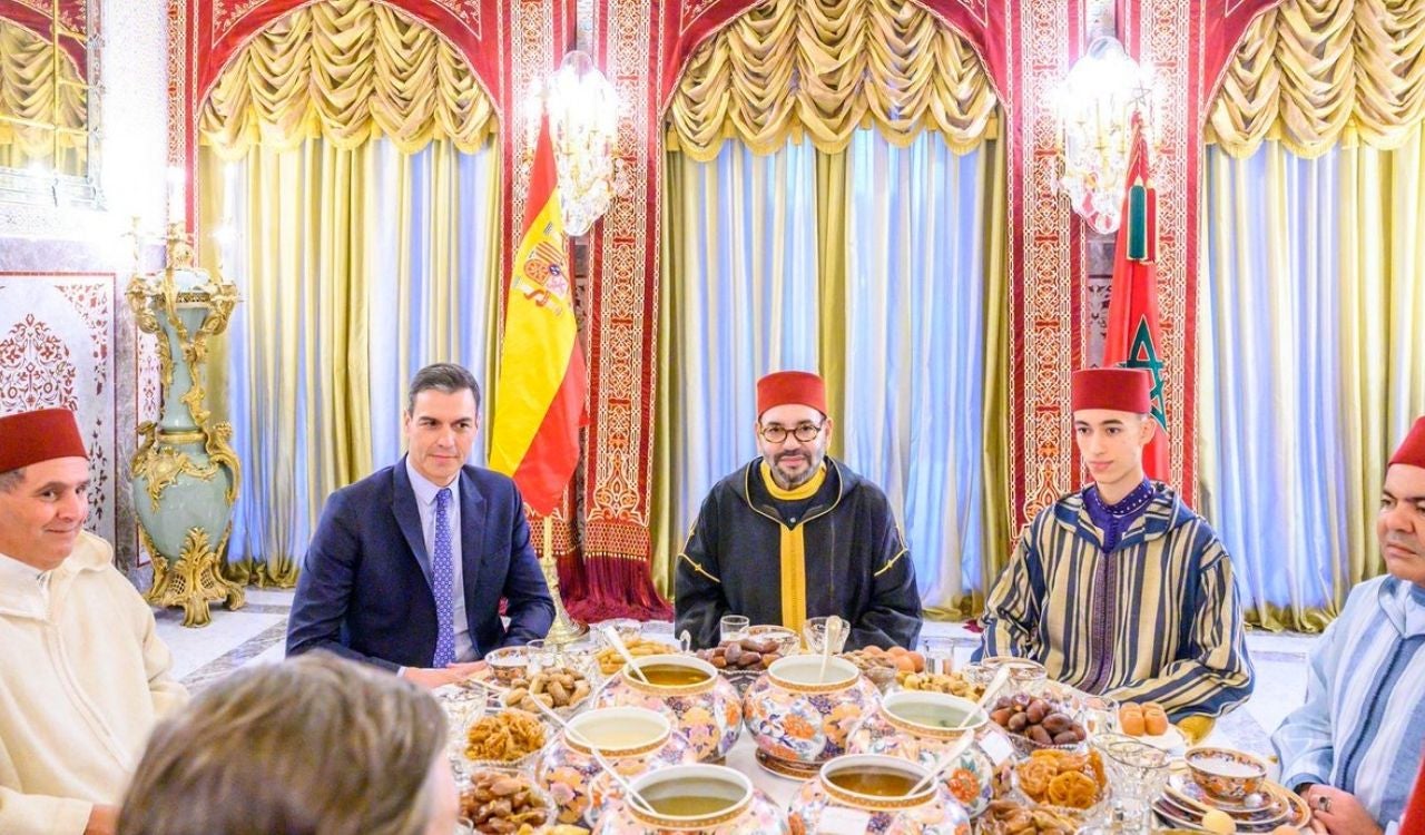 Marruecos coloca al revés la bandera española durante la cena de Mohamed VI y Pedro Sánchez Marruecos coloca al revés la bandera española durante la cena de Mohamed VI y Pedro Sánchez