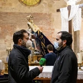 Jorge Lozano y Pablo Labanda Urbano al lado de la Virgen del Mercado Jorge Lozano y Pablo Labanda Urbano al lado de la Virgen del Mercado