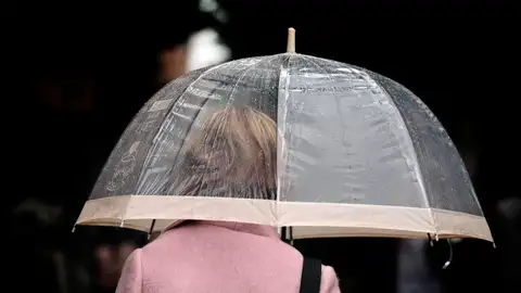 Una mujer con un paraguas