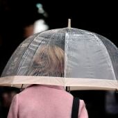 Una mujer con un paraguas