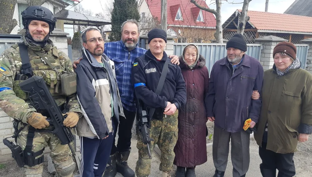 David, junto a la familia que le acogió en Hostomel, Ucrania