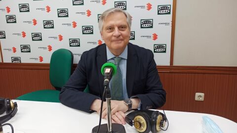 Francisco Ca&ntilde;izares en los estudios de Onda Cero Ciudad Real