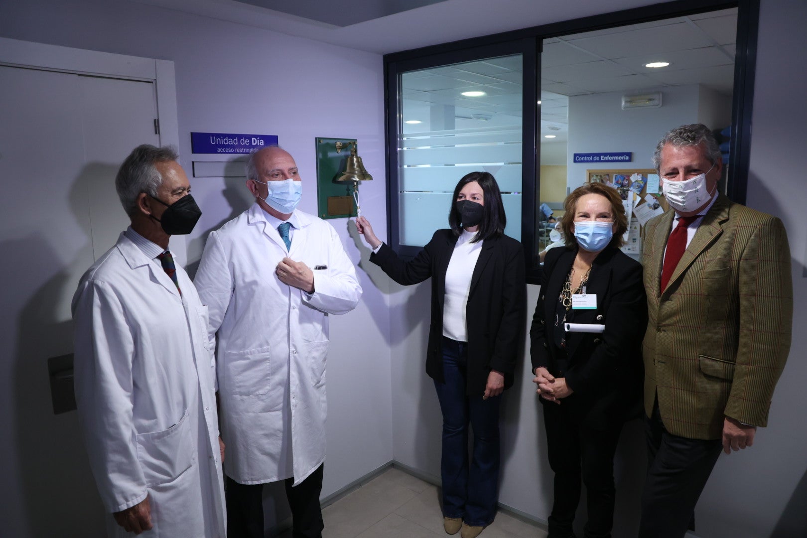Los pacientes oncológicos de Sagrado Corazón acaban su tratamiento tocando la “Campana de los Sueños" Los pacientes oncológicos de Sagrado Corazón acaban su tratamiento tocando la “Campana de los Sueños"