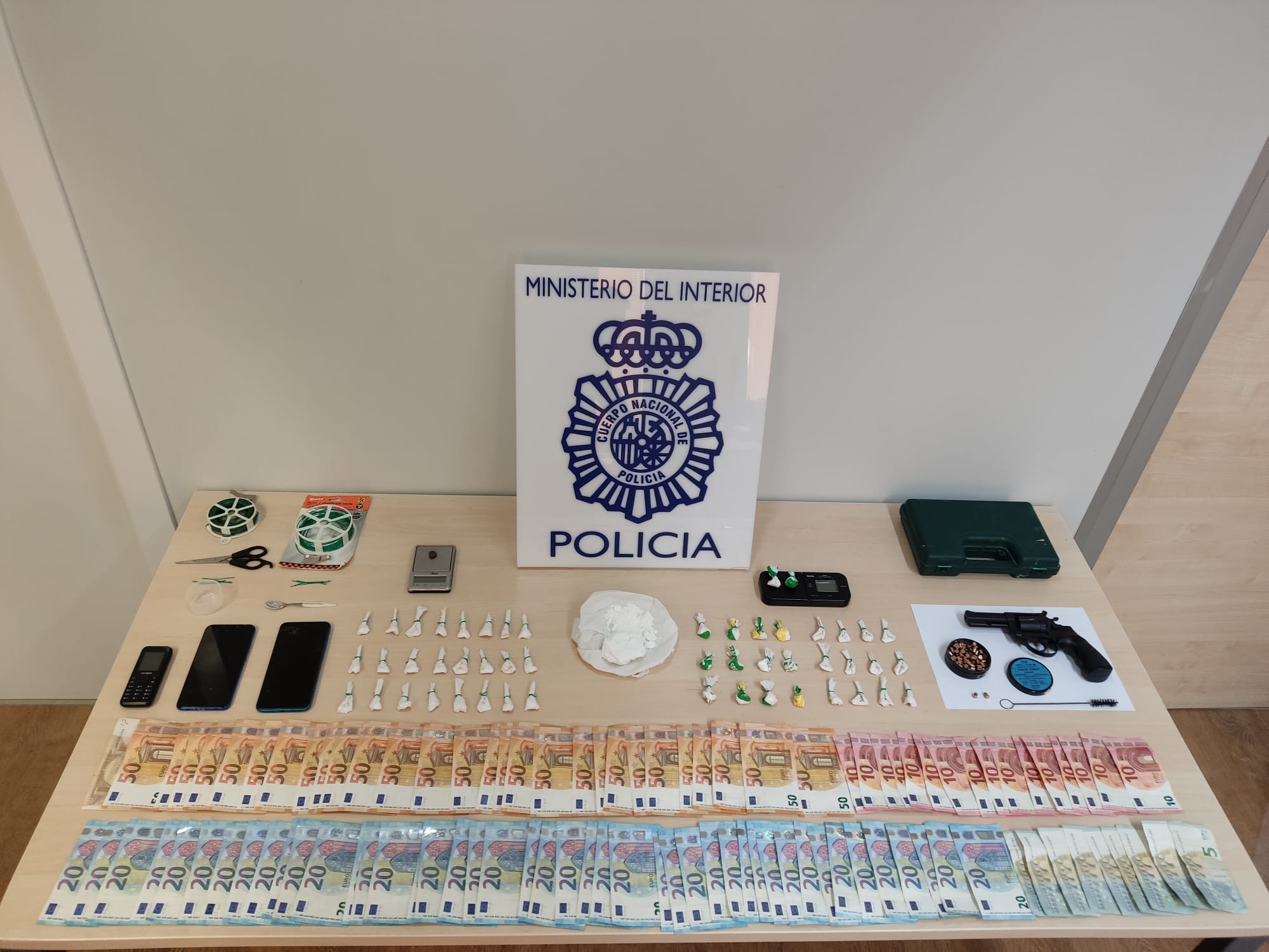 La Policía Nacional detiene a una familia que dirigía una organización criminal conocida por sus clientes como “Telecoca” La Policía Nacional detiene a una familia que dirigía una organización criminal conocida por sus clientes como “Telecoca”