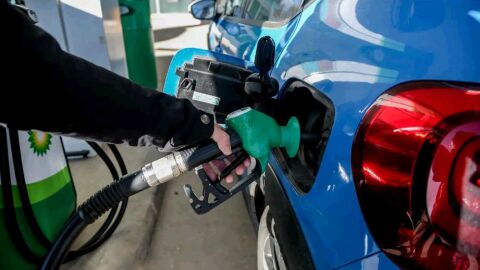 linera el día en que ha entrado en vigor la rebaja de 20 céntimos en el litro de la gasolina, a 1 de abril de 2022. 