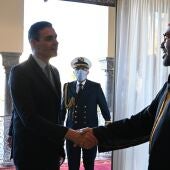Pedro Sánchez saluda al rey Mohamed VI-