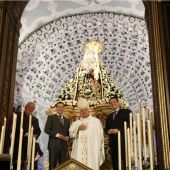 Juanma Moreno junto al obispo de Córdoba y el alcalde a los pies de Ntra. Sra. de los Dolores