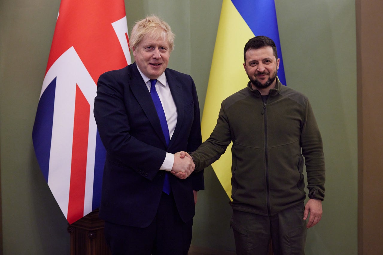 Boris Johnson anuncia ayudas económicas y militares para Ucrania en su reunión con Zelenski Boris Johnson anuncia ayudas económicas y militares para Ucrania en su reunión con Zelenski