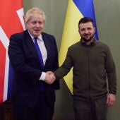 Boris Johnson anuncia ayudas económicas y militares para Ucrania en su reunión con Zelenski