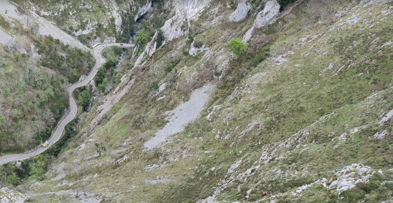 Fallece un excursionista tras caer al río en el concejo de Ponga Fallece un excursionista tras caer al río en el concejo de Ponga