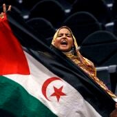 Imagen de archivo de una mujer con una bandera saharaui