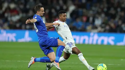 El delantero brasileño del Real Madrid Rodrygo Goes (d) y el centrocampista del Getafe, Nemanja Maksimovic El delantero brasileño del Real Madrid Rodrygo Goes (d) y el centrocampista del Getafe, Nemanja Maksimovic