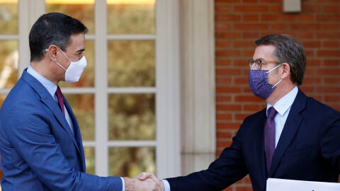 Pedro S&aacute;nchez y Alberto N&uacute;&ntilde;ez Feij&oacute;o se saludan en el Palacio de la Moncloa